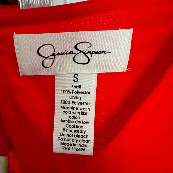 It is a gorgeous granate color dress, perfect to be used in the holiday season. - Picture 1 of 5